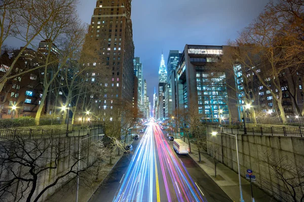 Ночные автомобили в большом городе, длительная экспозиция — стоковое фото