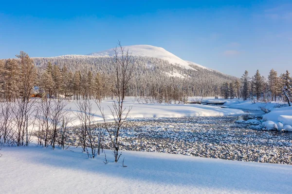 冬季美丽的一天景观河与山 — 图库照片