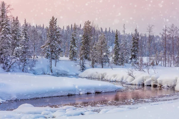 Inverno paesaggio nevoso tramonto con foresta e fiume — Foto Stock