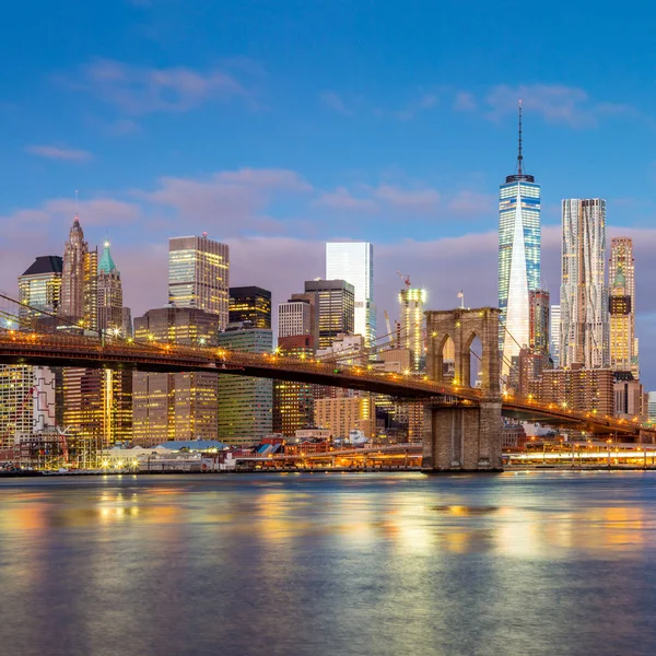 Vue du lever du soleil sur Brooklyn Bridge et Manhattan skyline, New York — Photo