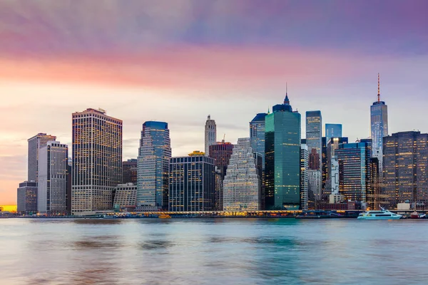 New York City Manhattan con grattacieli la sera — Foto Stock