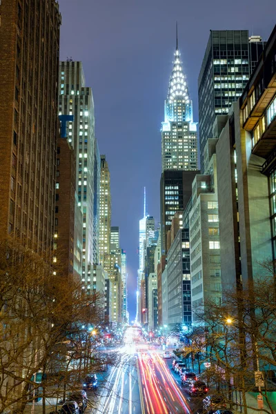 Нью-Йорк ночью - 42-я улица с трафиком, длительная экспозиция — стоковое фото