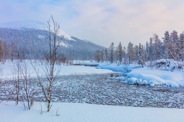 冬季景观河与山-滑雪场 — 图库照片