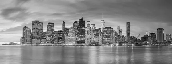 Noční světla panoramata slavný Manhattan, New York — Stock fotografie