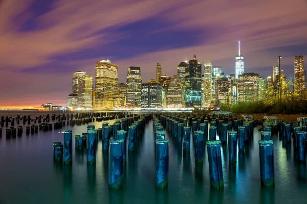 Famosa vista de Nueva York por la noche con grandes luces de la ciudad - Nueva York, U — Foto de Stock