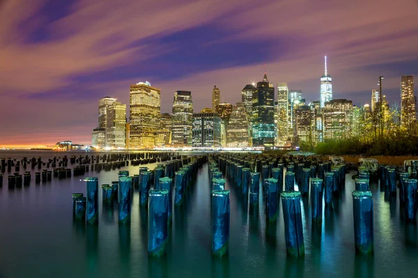 Famosa vista de Nueva York por la noche con grandes luces de la ciudad - Nueva York, U —  Fotos de Stock