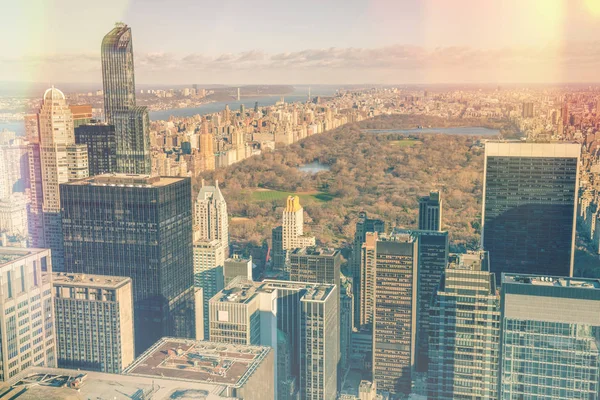 Manhattan - vista aérea do Central Park e arranha-céus de escritórios , — Fotografia de Stock