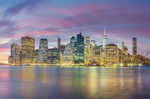 Luci notturne dei famosi skyline di Manhattan, New York — Foto Stock