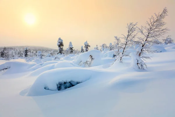 Increíble paisaje de invierno del norte - Tiempo de puesta del sol —  Fotos de Stock