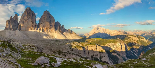 Nagy panoráma a híres Tre Cime di Lavaredo, dolomit, Ita — Stock Fotó