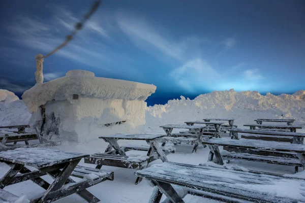 După peisajul de iarnă Blizzard - casă mică din lemn acoperită mare — Fotografie, imagine de stoc