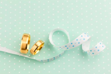 Şık düğün arka plan - kurdele ile iki alyans