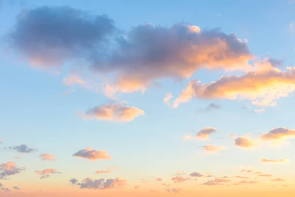 Gentle colors of sunrise sky with  light clouds - background — Stock Photo, Image