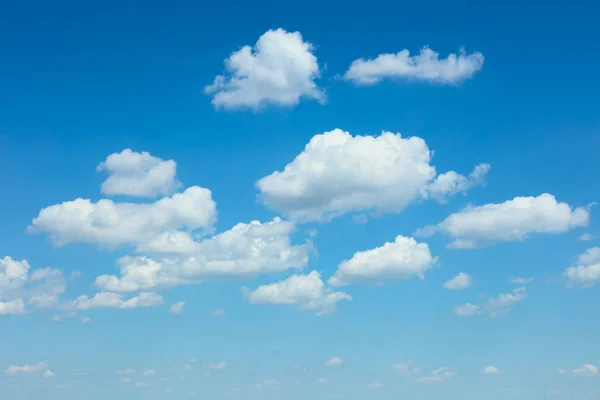 Hellblauer Himmel und weiße Wolken Hintergrund — Stockfoto