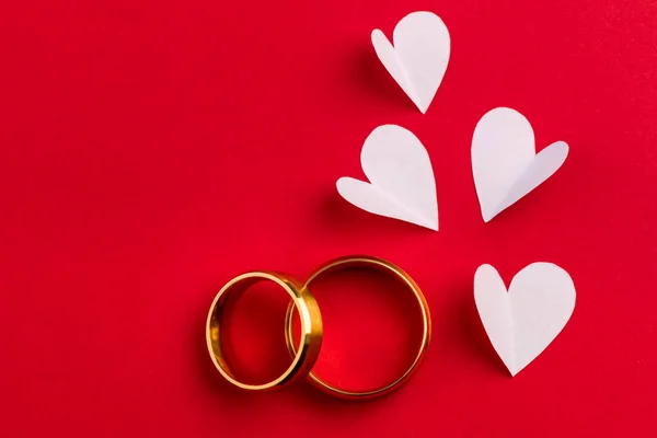 Love  background - two gold wedding rings and handmade hearts de — Stock Photo, Image