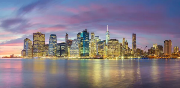 'S avonds lichten van Skylines van de beroemde Manhattan, New York City — Stockfoto