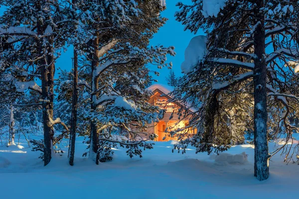 Ζεστό σπίτι στο δάσος του χειμώνα χιονισμένο βράδυ — Φωτογραφία Αρχείου