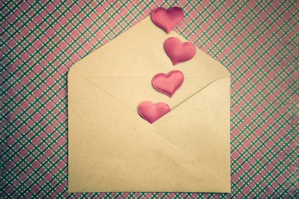 Fondo de amor - corazones rojos y sobre artesanal, día de San Valentín — Foto de Stock
