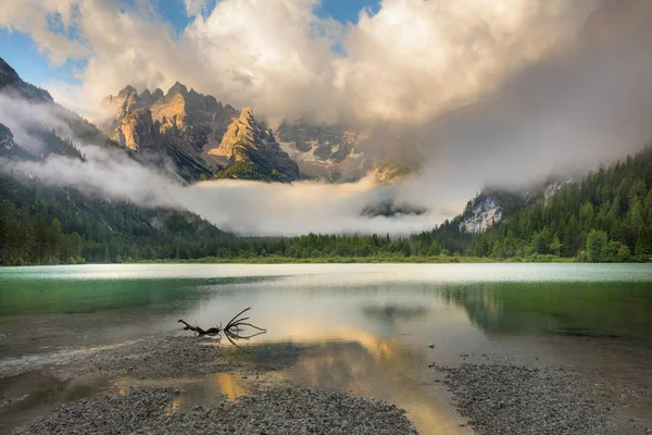 Montagne Lago al mattino nebbioso. Montagne Paesaggio — Foto Stock