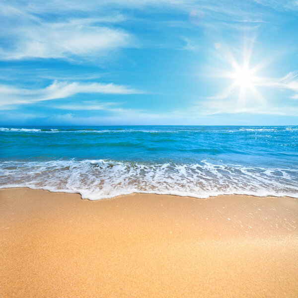 Летний концептуальный фон - Sea Beach with sunny blue sky
