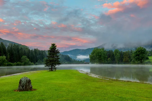 Lever de soleil frais d'été sur le lac avec des nuages colorés — Photo
