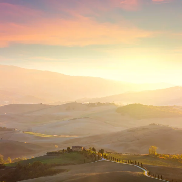 Солнечный пейзаж Тосканы — стоковое фото