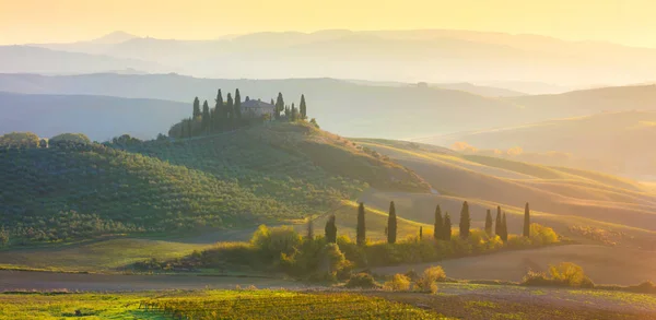 Panorâmica Sunrise manhã Toscana paisagem com belas colinas — Fotografia de Stock