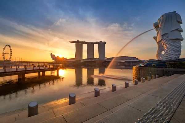 Szingapúr városára. A szingapúri üzleti negyedben található, híres Merlion — Stock Fotó