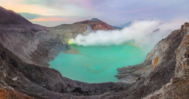 Kawah Ijen'de Sunrise, Java, Endonezya, panoramik manzara