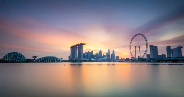 Szingapúr városára panorámás naplementekor — Stock Fotó