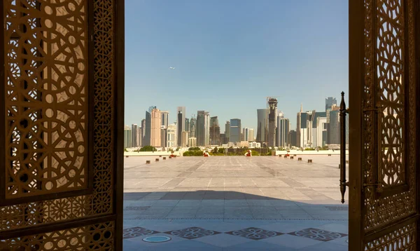 Doha, Katar - Doha Ulu Camii kapıları görünümünden — Stok fotoğraf