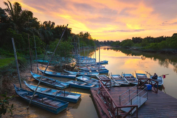 Beautiful sunrise on a tropical river. Old rustic local boats — Stock Photo, Image