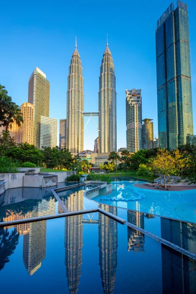 Petronas Twin torres e reflexões, Kuala Lumpur, Malásia — Fotografia de Stock