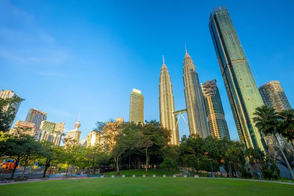 Petronas ikertornyok és a park, Kuala Lumpur, Malajzia — Stock Fotó