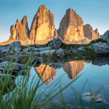 Ünlü Dağlar - Tre Cime di Lavaredo Gün batımında gölde yansıması olan Dolomites Alpleri, İtalya