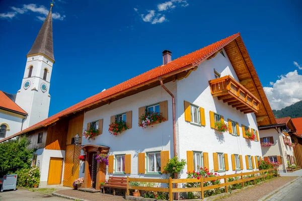 歴史的な教会と家を持つ絵のような古いヨーロッパの村 ドイツ バイエルン — ストック写真