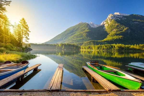 Tôt Matin Près Lac Avec Des Bateaux Des Montagnes Belles — Photo