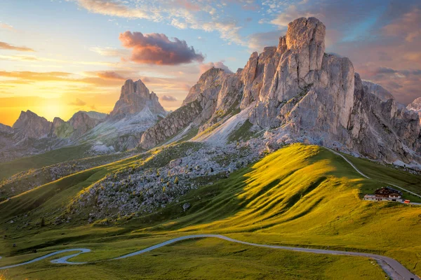 素晴らしい夕日の風景 高山峠と高い山 有名なラ グゼラとパソ ジアウ 背景のヌヴォラピーク ドロミテ イタリア ヨーロッパ — ストック写真