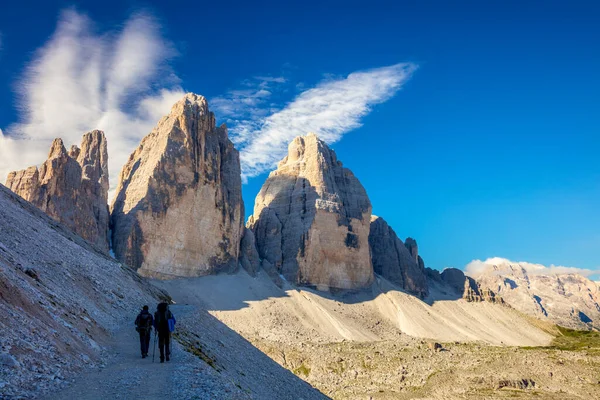 Tre Cime Lavaredo Mountains Tourists Silhouettes Dolomites Alps Ιταλία — Φωτογραφία Αρχείου
