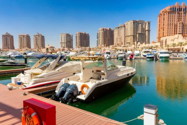 Yaz günü limandaki yat ve tekneler, Doha, Katar. Tüm logolar kaldırıldı.