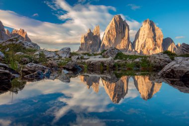 Ünlü Tre Cime di Lavaredo göldeki yansıması, Dolomitler Alp Dağları, İtalya, Avrupa