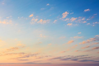 Hafif Doğal Günbatımı Gökyüzü açık bulutlar ve pastel renklerle