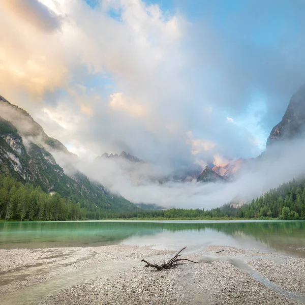 Lago Las Montañas Mañana Brumosa Paisaje Natural Lago Landro Durrensee — Foto de Stock