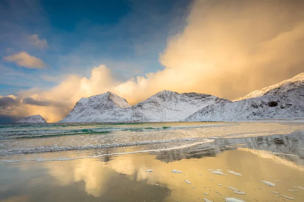 Incrível Manhã Inverno Dourado Mar Norte Montanhas Belos Reflexos Água — Fotografia de Stock