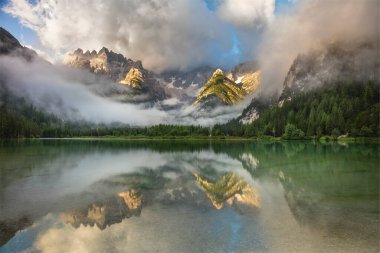 Sisli bir sabahta Dağlar Gölü manzarası. Doğa manzarası. Lago di Landro Durrensee, Dolomitler, Alpler, İtalya, Avrupa.
