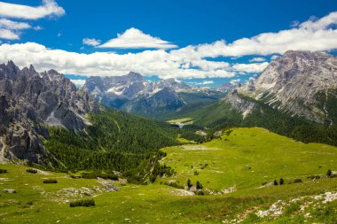 Dolomitlerin büyük tepeleri ile yaz dağı manzarası mavi gökyüzü ve çimen vadisi, Passo di Giau, Alpler, İtalya, Avrupa.