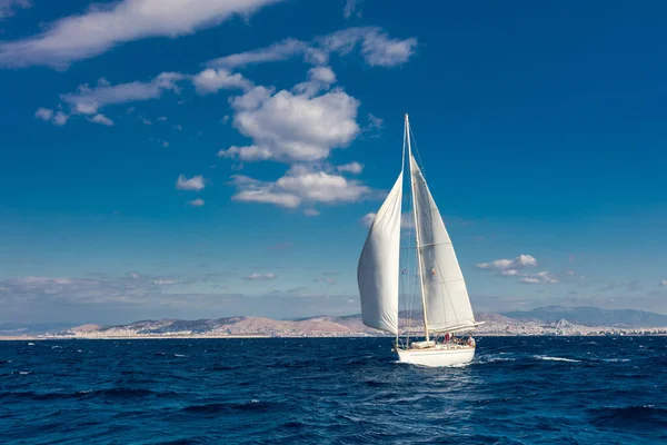 Біла Яхта Пливе Ясний Сонячний День Хвилі Води Розриваються Греція — стокове фото