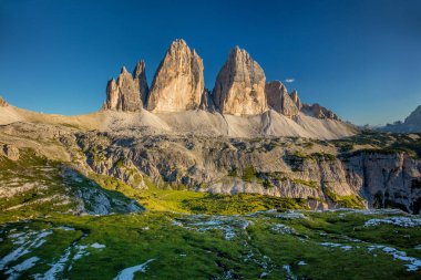Ünlü bir yer - Tre Cime di Lavaredo Dağları yazın mavi gökyüzü, Dolomitler Alpleri, İtalya