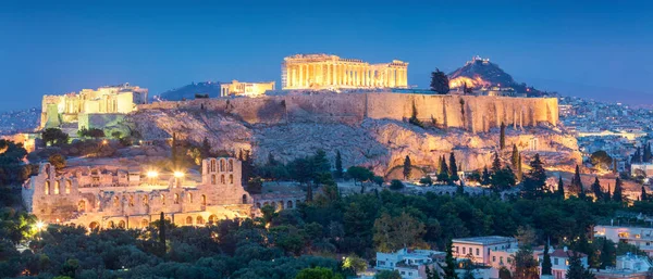 Atina 'da akşam mavi saatinde şehrin üzerinde, Parthenon ile Akropol Hil' in panoramik görüntüsü, Greec