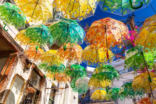 Ulice Zdobené Deštníky Různých Barev Starém Městě Letního Slunečného Dne — Stock fotografie